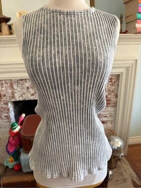 Ribbed Sleeveless Knit Top in Heather Gray